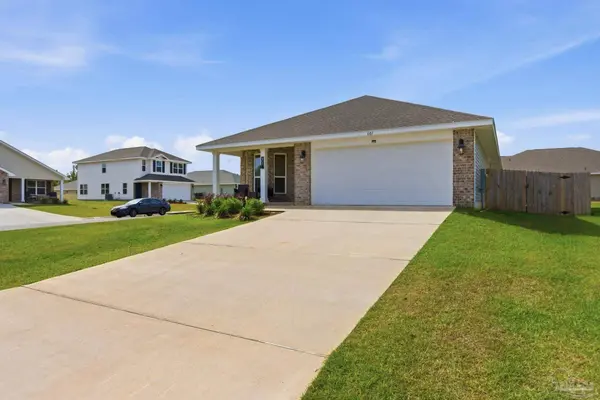 601 Sand Pine Dr, Cantonment, FL 32533