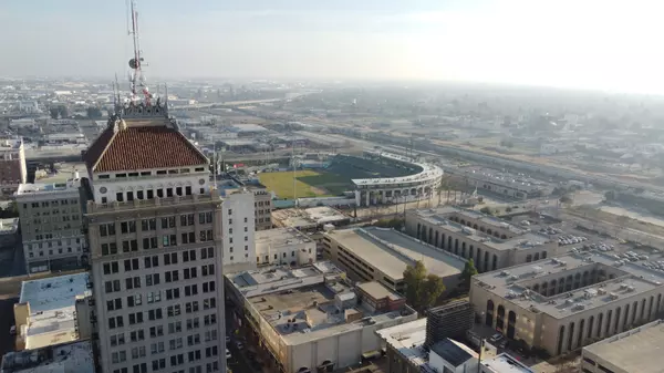 feature image of 90+ Benefits vs Basic Splits: How Fresno Agents Are Choosing Brokerages in 2025