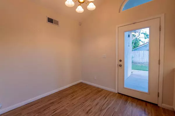 5207 W Warner AVE, Fresno, CA 93722