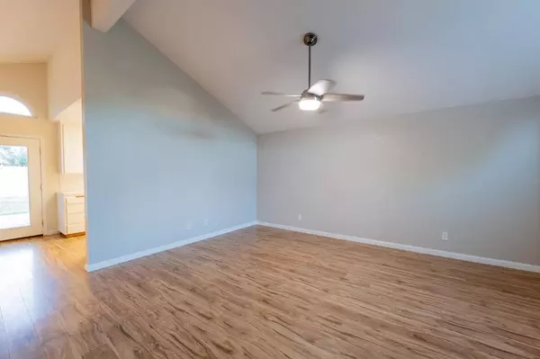 5207 W Warner AVE, Fresno, CA 93722