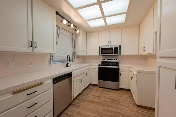 5207 W Warner AVE, Fresno, CA 93722