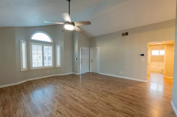 5207 W Warner AVE, Fresno, CA 93722