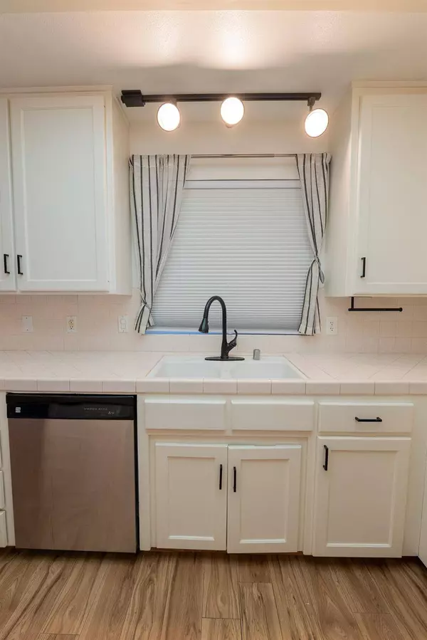 5207 W Warner AVE, Fresno, CA 93722