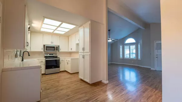 5207 W Warner AVE, Fresno, CA 93722