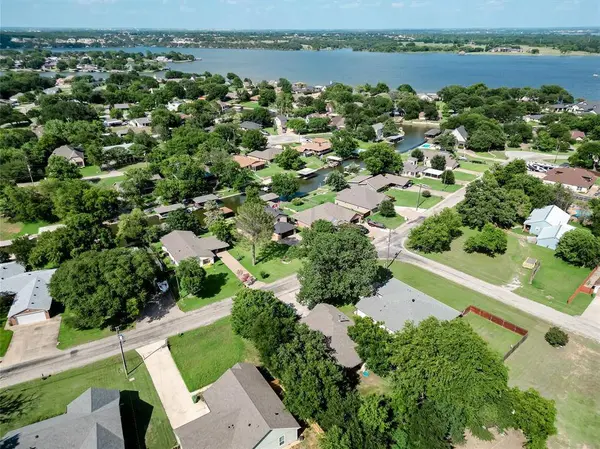 4016 Cherokee Court, Granbury, TX 76048