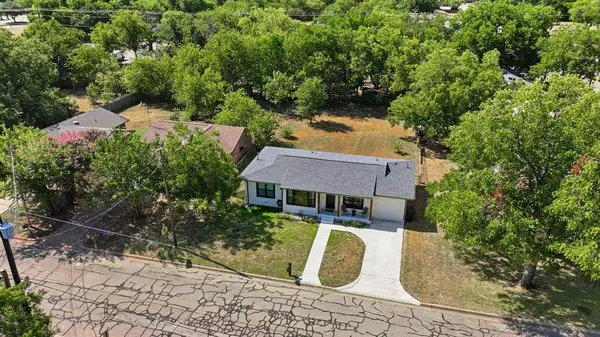 915 W Bridge Street, Granbury, TX 76048