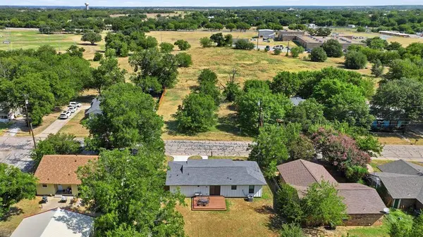 915 W Bridge Street, Granbury, TX 76048