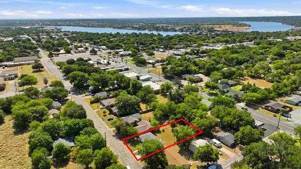915 W Bridge Street, Granbury, TX 76048
