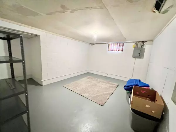 2216 Lay Street, Des Moines, IA 50317