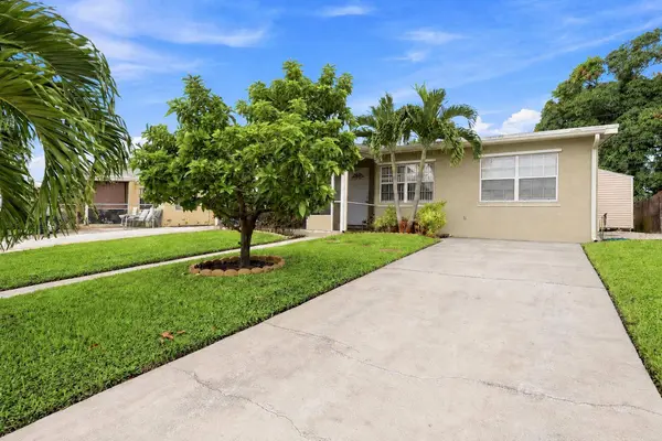 560 Seagrape RD, Lantana, FL 33462