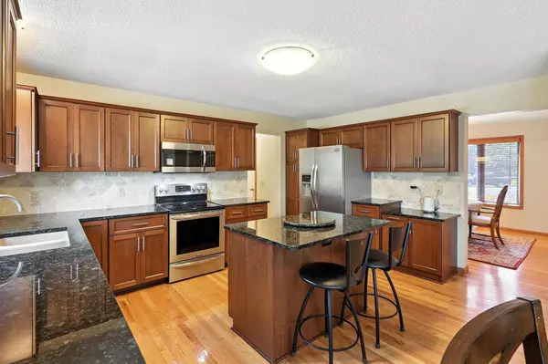 1784 Valley Ridge PL, Chanhassen, MN 55317