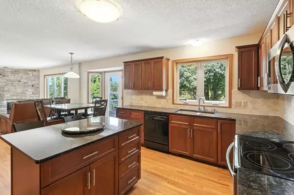 1784 Valley Ridge PL, Chanhassen, MN 55317