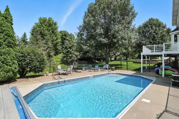 1784 Valley Ridge PL, Chanhassen, MN 55317