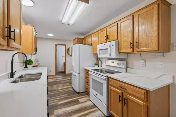 9926 Hamlet CT S, Cottage Grove, MN 55016