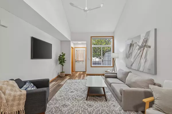 9926 Hamlet CT S, Cottage Grove, MN 55016