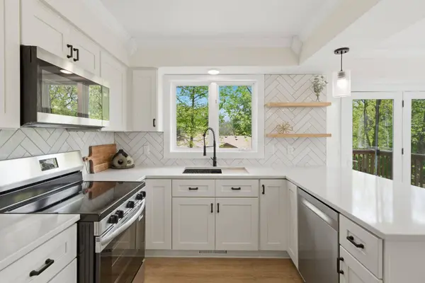 805 Lacota LN, Burnsville, MN 55337