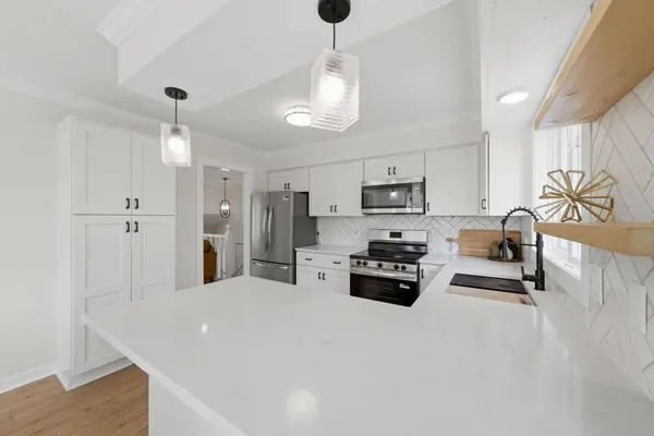 805 Lacota LN, Burnsville, MN 55337