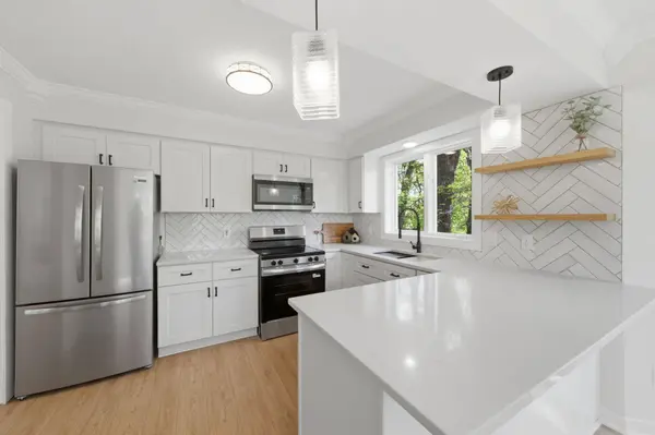 805 Lacota LN, Burnsville, MN 55337