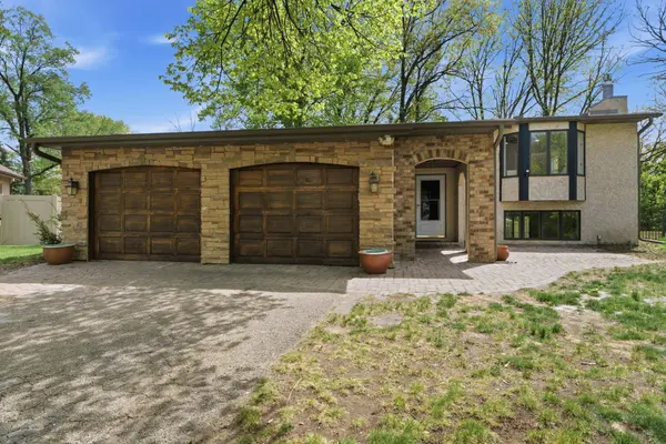 805 Lacota LN, Burnsville, MN 55337