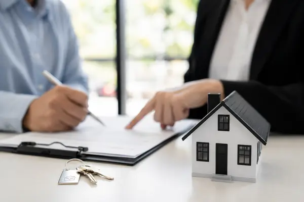 Closing on a House: 10 Steps From Accepted Offer to Getting the Keys