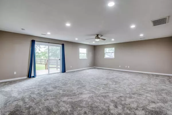 302 S Washington St, Belle Plaine, KS 67013