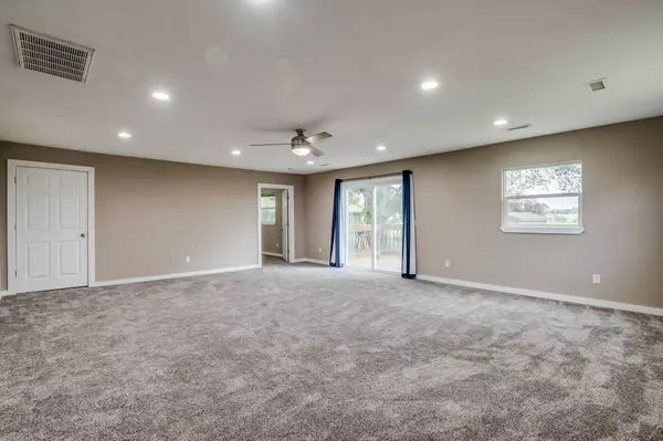 302 S Washington St, Belle Plaine, KS 67013