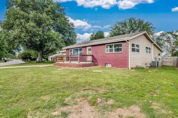 302 S Washington St, Belle Plaine, KS 67013