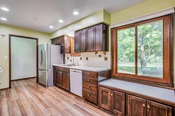 1404 N Greenwich Rd, Mulvane, KS 67110