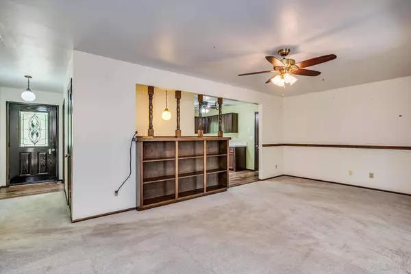 1404 N Greenwich Rd, Mulvane, KS 67110