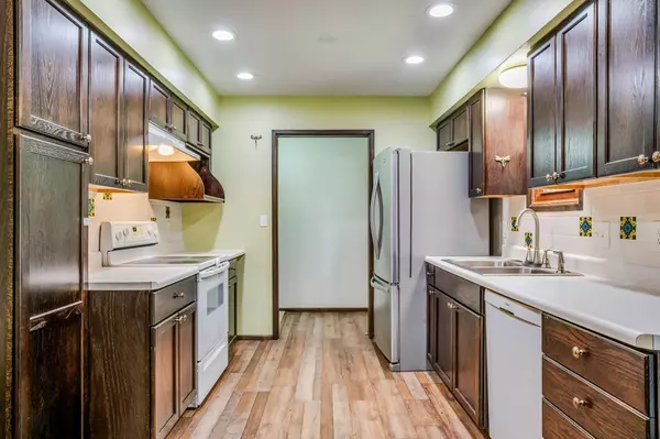 1404 N Greenwich Rd, Mulvane, KS 67110