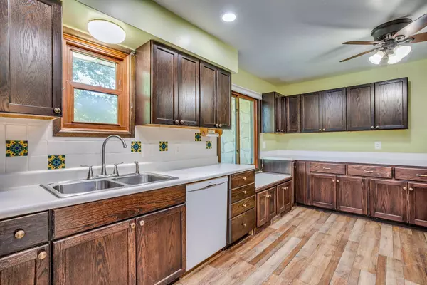 1404 N Greenwich Rd, Mulvane, KS 67110