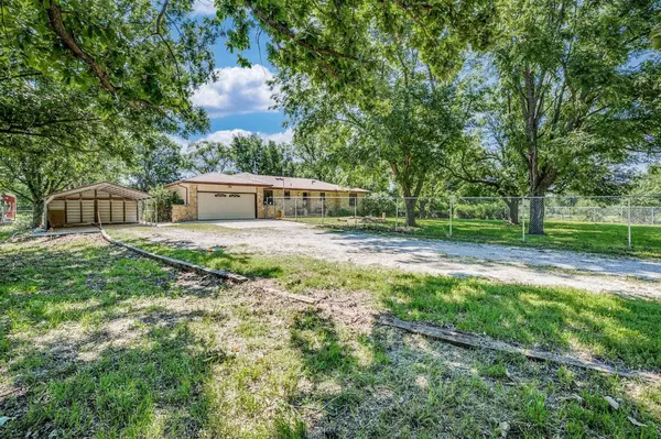 1404 N Greenwich Rd, Mulvane, KS 67110