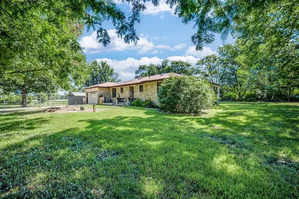 1404 N Greenwich Rd, Mulvane, KS 67110