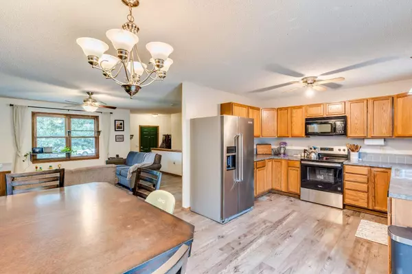 1124 N Parkway Dr, Valley Center, KS 67147