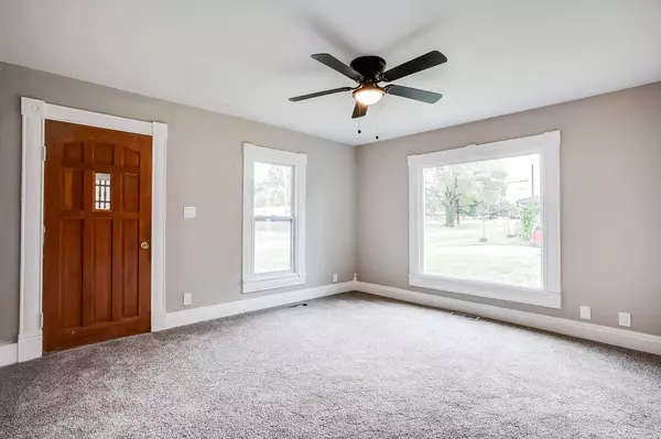 317 W 6th Ave, Belle Plaine, KS 67013