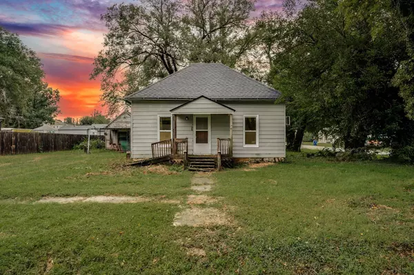 317 W 6th Ave, Belle Plaine, KS 67013