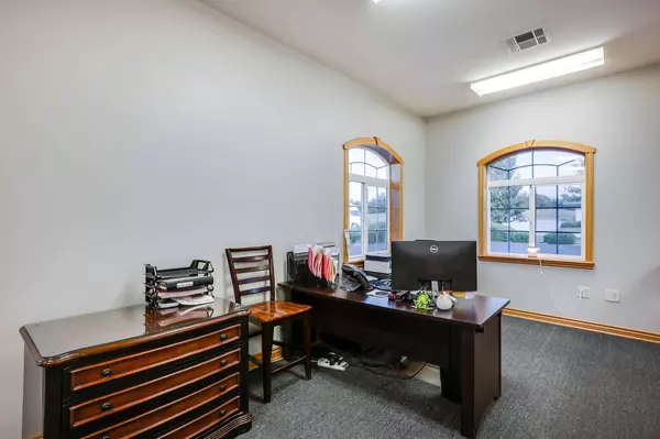 801 N River St, Derby, KS 67037