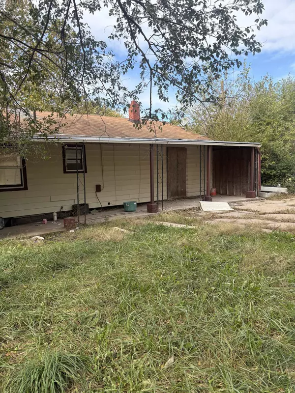 1956 N Spruce Ave, Wichita, KS 67214