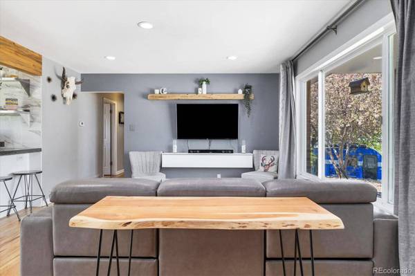 882 E Briarwood CIR, Centennial, CO 80122