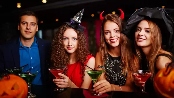 The Official Halloween Bar Crawl – October 31–November 1