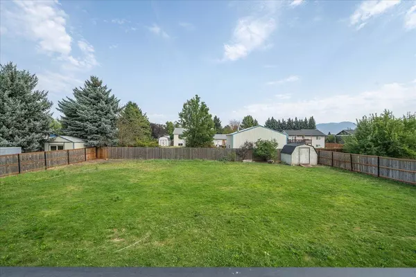 5620 N Canal St, Newman Lake, WA 99025