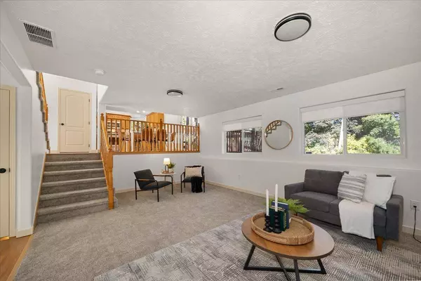 16920 N Woodcrest Ct, Colbert, WA 99005