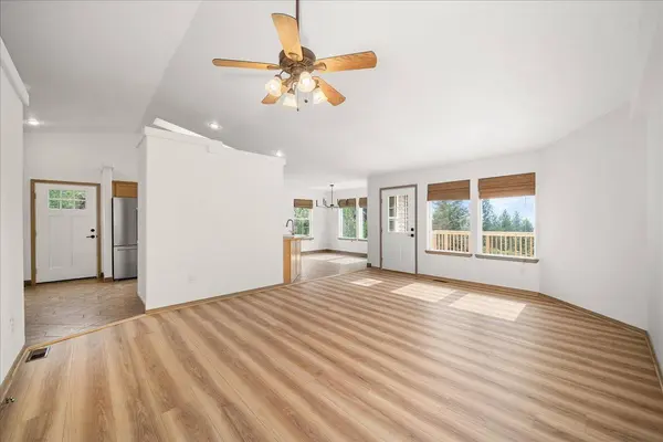 15519 E Tallman Rd, Chattaroy, WA 99003