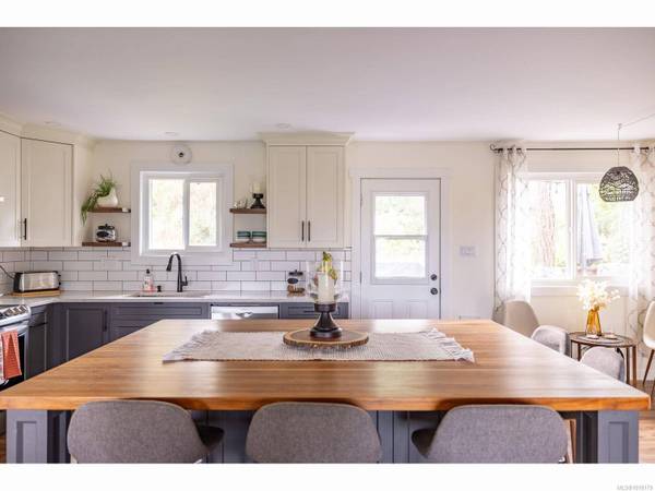 7485 Fernmar Rd, Lantzville, BC V0R 2H0