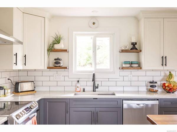 7485 Fernmar Rd, Lantzville, BC V0R 2H0