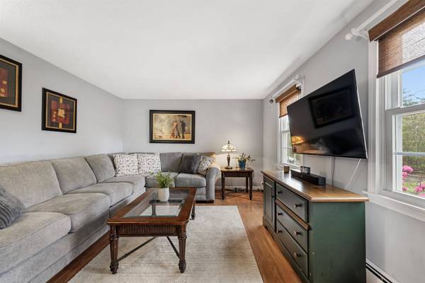 19 Ash St EXT, Derry, NH 03038