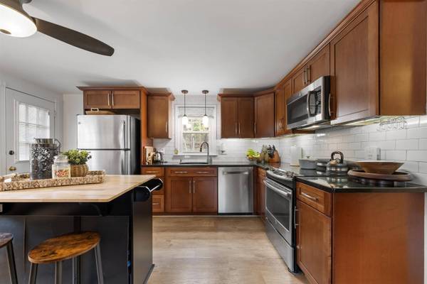 19 Ash St EXT, Derry, NH 03038