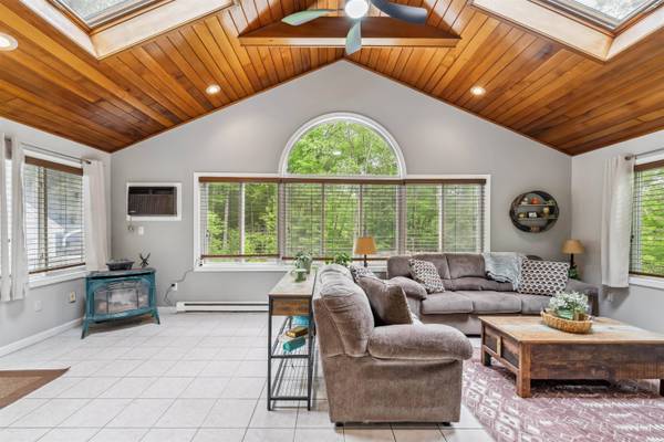 5 Hampshire DR, Derry, NH 03038