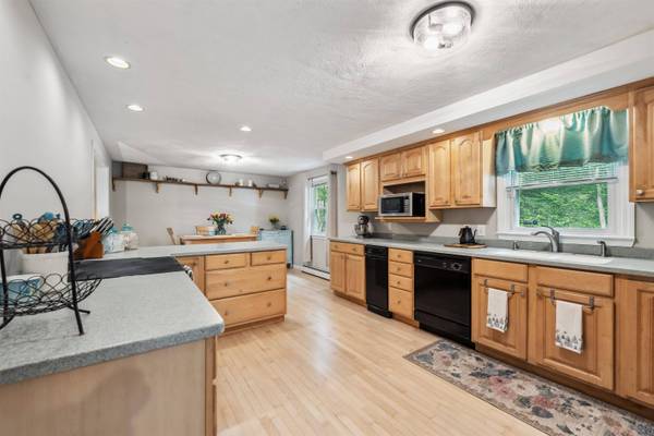 5 Hampshire DR, Derry, NH 03038