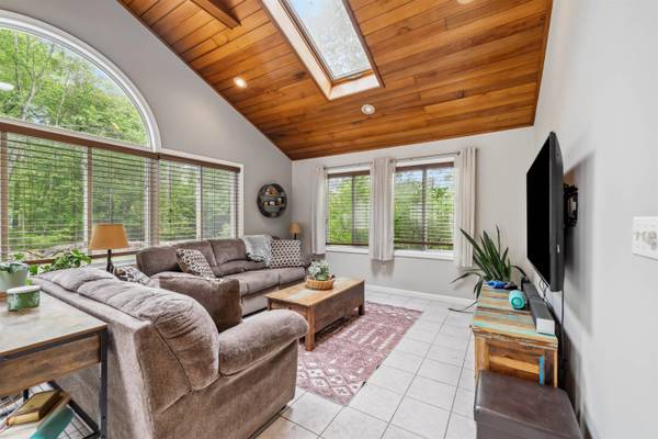 5 Hampshire DR, Derry, NH 03038